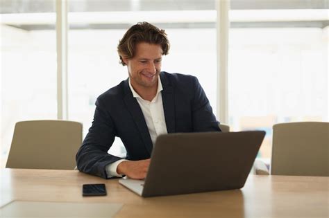 Businessman with Laptop 的图像结果