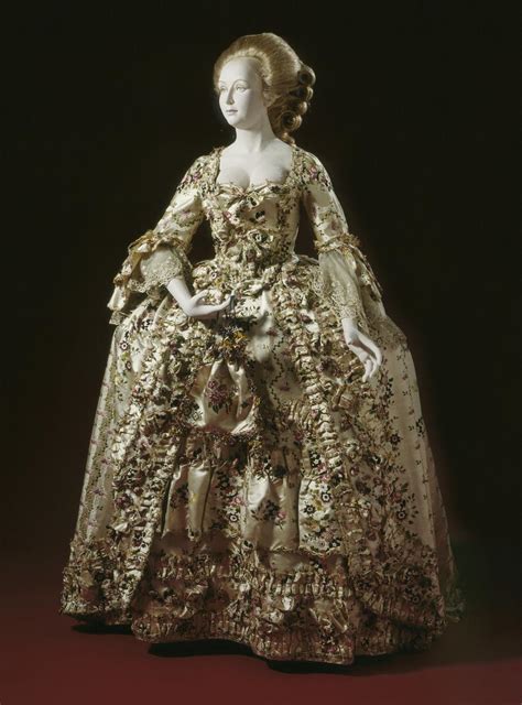 The “Beau Monde” High Fashion of the 18th Century – 5-Minute History