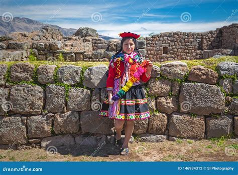 Young Peruvian Woman in Traditional Clothing, Cusco Editorial ...