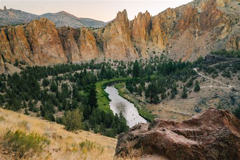 Hiking the JAW-DROPPING MISERY RIDGE TRAIL at Smith Rock