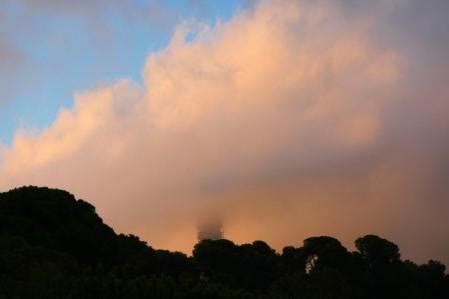 La Torre de Collserola juega al escondite