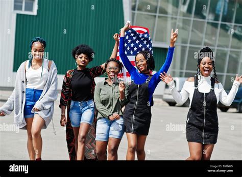 Black People Walking Together 的图像结果