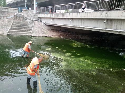 郑州市黄河路与健康路发生路面坍塌 系管道自流水问题导致_腾讯新闻