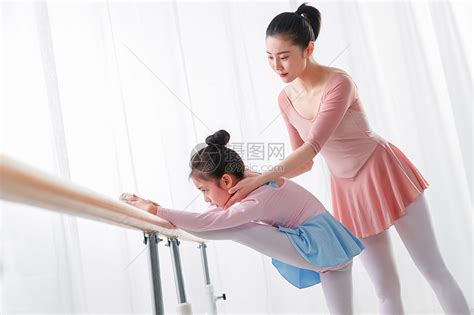 年轻舞蹈老师教小女孩跳舞高清图片下载-正版图片507614224-摄图网
