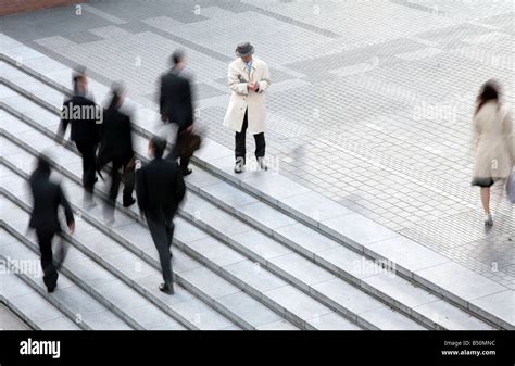 People Walking in Suits 的图像结果