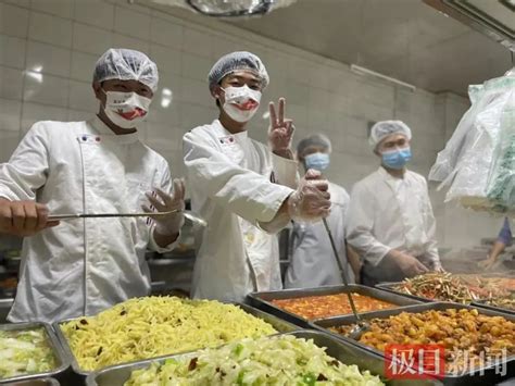 学校为每班配备了餐车，所有的餐桶都放在餐车上，同学们打餐方便多了。为了防止渣盆在归还食堂时乱溅，学校特配了一个盖子。