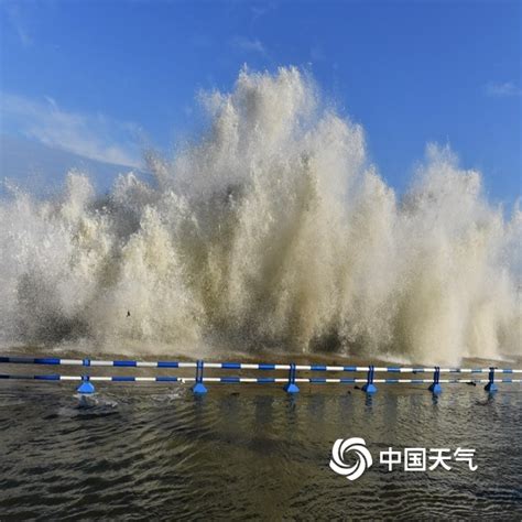 台风“烟花”逐渐影响山东青岛 沿海掀起大浪-图片-中国天气网