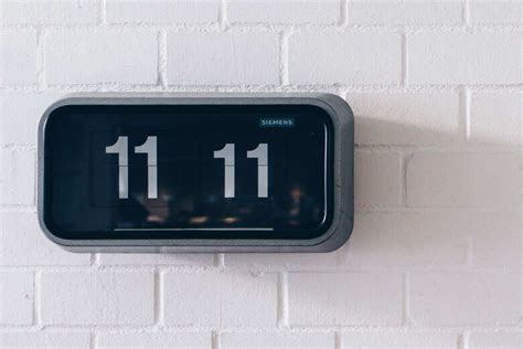 The Perfect Wall Clock Designs to Spruce Up Your Home | Goodhomes.co.in