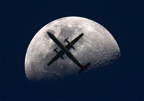 月球照：飞机穿越瞬间_苏州都市网