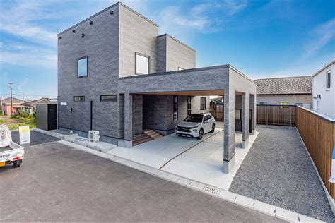 グレーを基調とした屋根付き駐車場・ガレージ完備のかっこいい外観 - 事例写真「「ファースの家」SU・MI・KA」｜注文住宅のハウスネットギャラリー