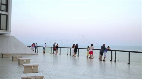 People Standing Viewing 的图像结果