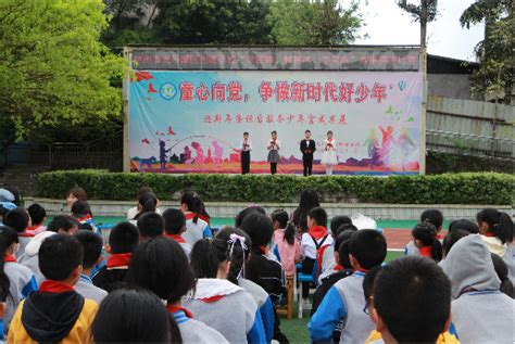泸州市龙马潭区鱼塘学校举行“学雷锋、树新风、争奖章”故事演讲比赛