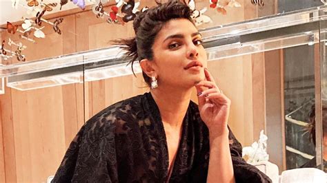 You need to see how Priyanka Chopra styled her black evening dress with ...