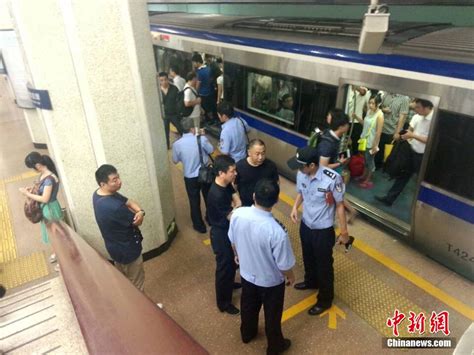 北京地铁2号线一乘客进入运营轨道 列车紧急停车(组图)-搜狐滚动