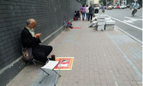 广东佛山“算命一条街”算命先生排排坐[4]- 中国日报网