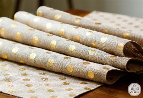 Burlap Table Runner - easy and simple DIY no-sew tutorial