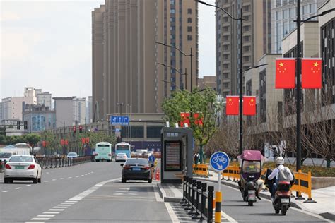 邢台123：市区主要街道挂国旗，迎“双节