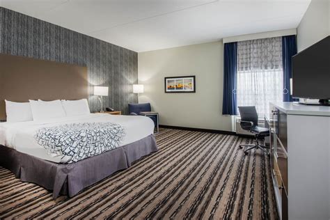 La Quinta Inn & Suites by Wyndham Buffalo Amherst | Buffalo, NY Hotels