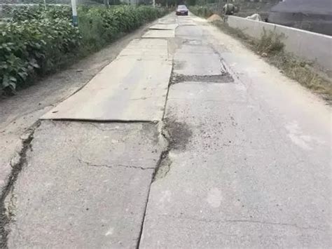 “任性”村民损坏公路震荡减速带标线，违法！_路面