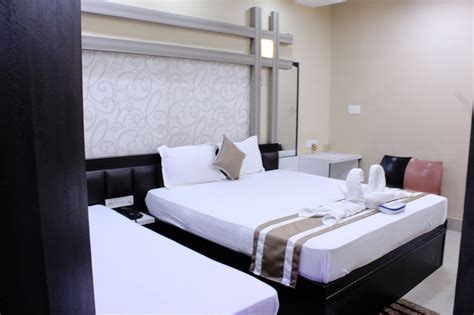 AC THREE BEDDED DELUXE ROOM - GROUND FLOOR - DIgha SaikatAbas