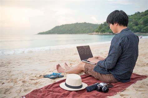 Beach Pictures with People Using Computer 的图像结果