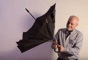 我们撑了3500年的伞，被61岁的英国大叔彻底颠覆|界面新闻 · 商业