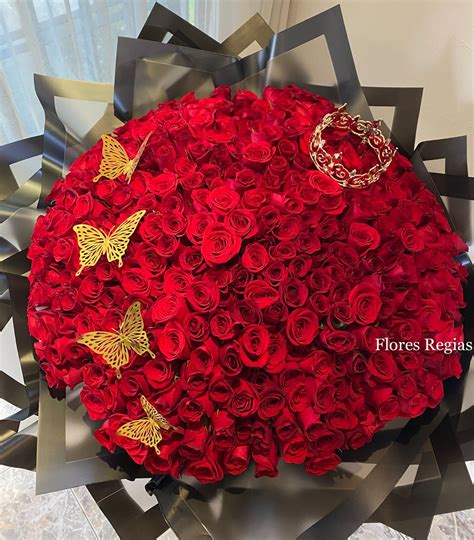 Rosas Rojas Ramo De Rosas Rojas Y Blancas Serenata Florería