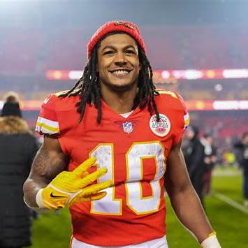 https://remezcla.com/wp-content/uploads/2023/02/Isiah-Pacheco-Sports-1068x801.png