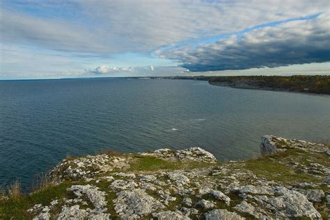 https://media01.stockfood.com/largepreviews/MjE3Njk0NzEwMA%3D%3D/70224100-Coastal-landscape-near-Visby-Gotland-Sweden-Scandinavia-Europe.jpg?utm_source=chatgpt.com