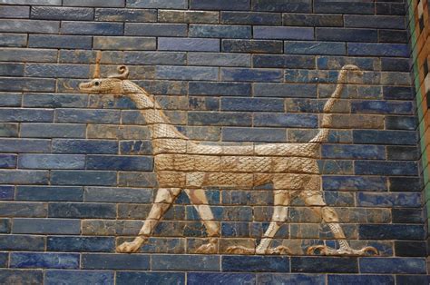 Mushkhushu, « Dragon » symbole du dieu Marduk. Bas relief en briques ...