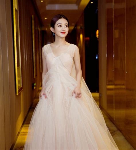 穿礼物配什么发型最新素材