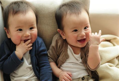 双胞胎婴儿发育标准表（好认双胞胎）-幼儿百科-魔术铺
