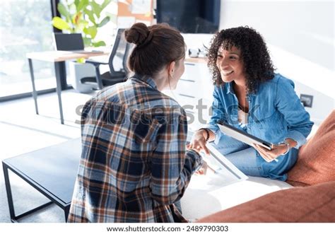 Two-Person Conversation 的图像结果