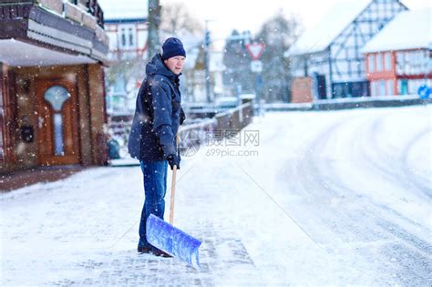 初雪 | 乐威员工扫雪进行时……_新闻动态_乐威科技