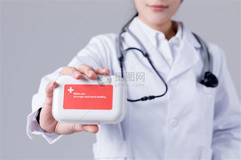 中医手拿药盒元素素材下载-正版素材401401691-摄图网