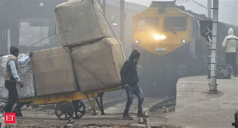 Delhiites wake up to a foggy morning amidst bone-chilling cold ...