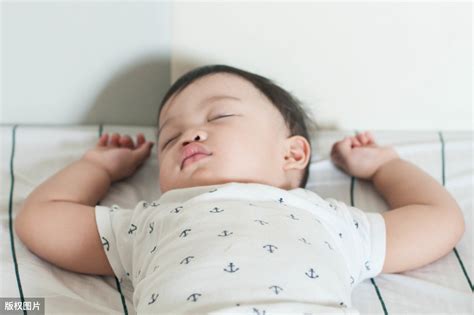 婴儿为什么睡觉一惊一惊（为啥婴儿睡觉总是）-幼儿百科-魔术铺