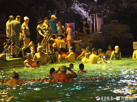 济南市民可以在泉水中夜游避暑，凉爽宜人太舒服