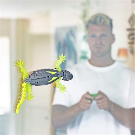 HEX BOTS Wall Crawler Gecko RC - Realistic Wall Climbing Gecko