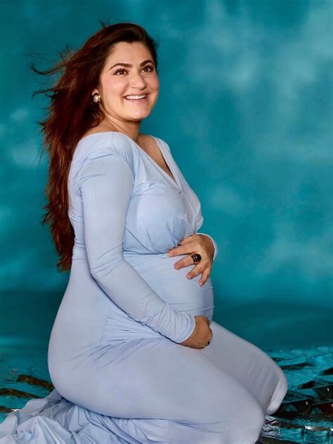 Bollywood 30 years old pregnant actress shivaleeka oberoi flaunts baby ...