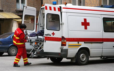 氧气面罩耐心的处理救护车担架 库存照片. 图片 包括有 协助, 不适, 创伤, 重点, 紫色的, 水平, 危机 - 26818272