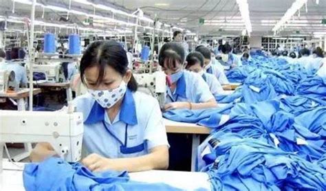在纺织工厂的缝纫工场工作的体力女工都戴着防护口罩—高清视频下载、购买_视觉中国视频素材中心