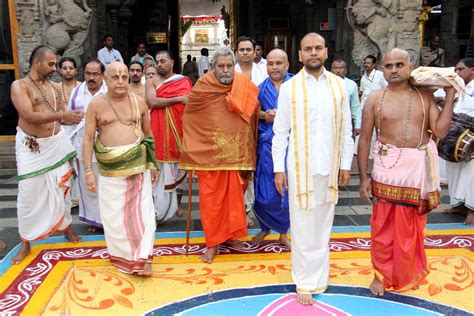 Chief Pontiff of Sri Padarajamutt, M,ulbagal Offered Prayers to Lord ...