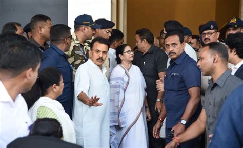 INDIA MEET: Mamata first to land in Mumbai; meets Big B, Thackerays THE ...
