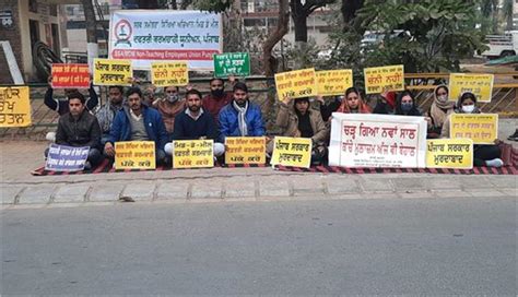 मिड-डे मील कर्मचारी यूनियन ने की भूख हड़ताल - the department was given ...
