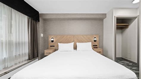 Grand Suite, 1 King Bed, Sofa Bed, Kitchenette | Sandman Hotel Calgary ...