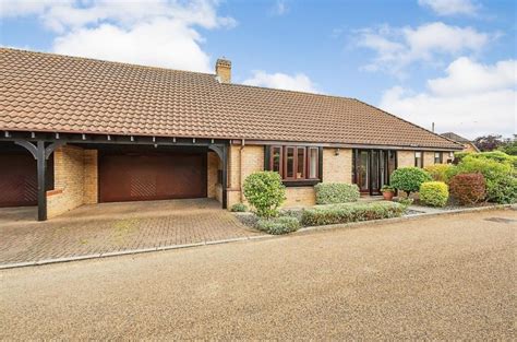 Keeley Farm Court, Wootton, Bedford 4 bed detached bungalow - £585,000