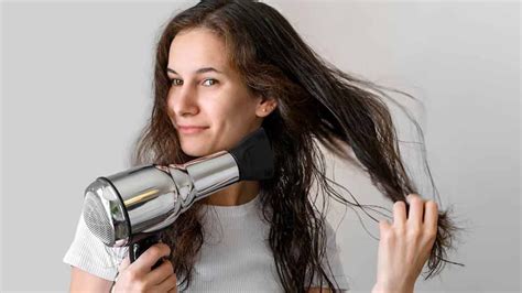 रूखे बालों से परेशान? बदलते मौसम में अपनाएं ये 5 आसान टिप्स | simple ...