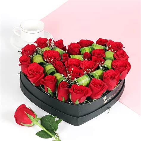 FlowerAura Fresh Live Flower Bouquet of 25 Red Roses In Heart Box For ...