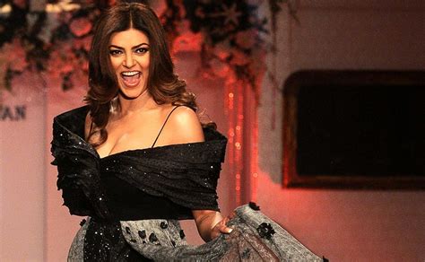 Sushmita Sen rocked the Ramp in Black dress at Mumbai Fashion Show ...